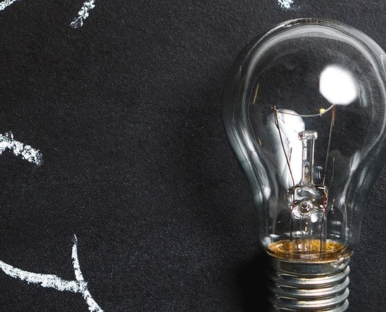 Tafel mit Gedankenblase und Glühbirne